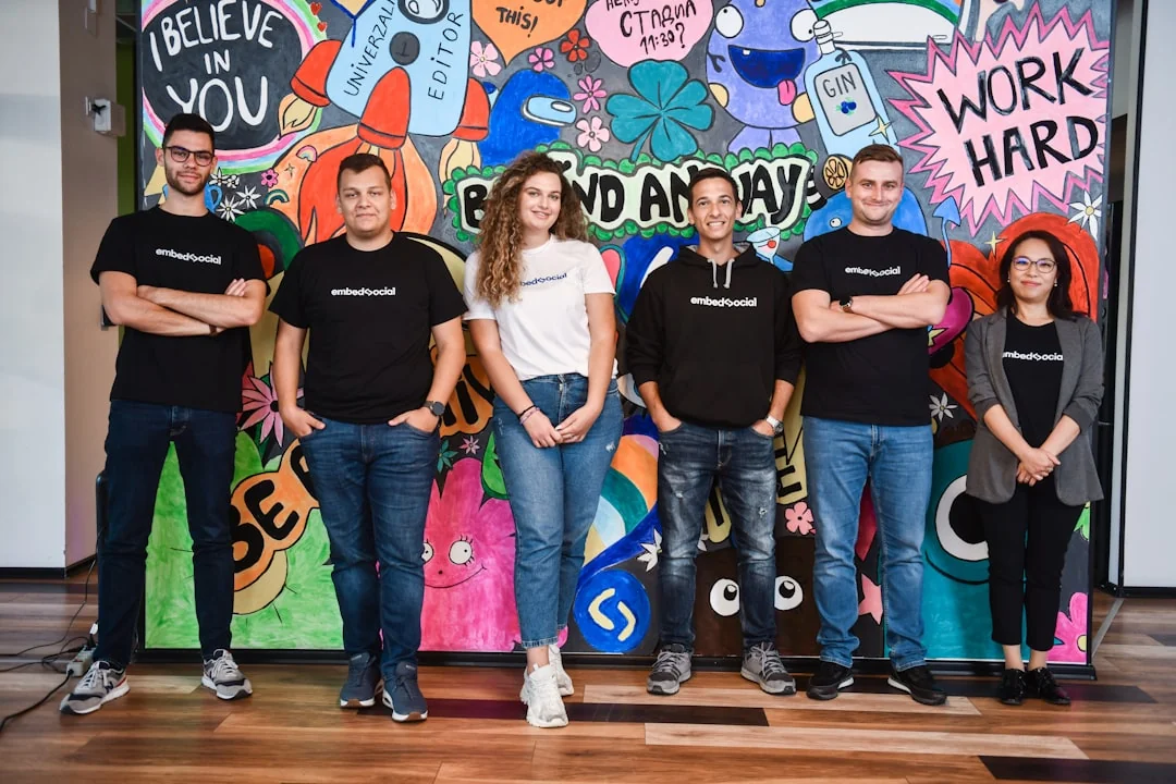 Groupe de professionnels d’entreprise collaborant dans un cadre de bureau.